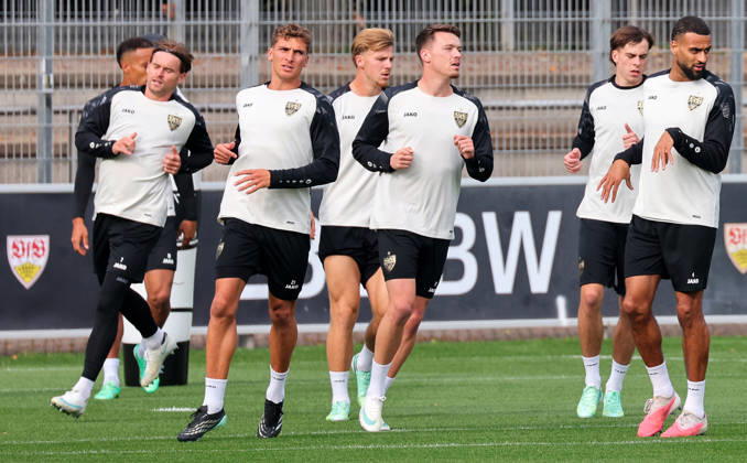 19.10.2026, Stuttgart, Fußball UEFA Champions League, Saison 2026-2027, VfB Stuttgart Training, links Maximilian Mittelstädt