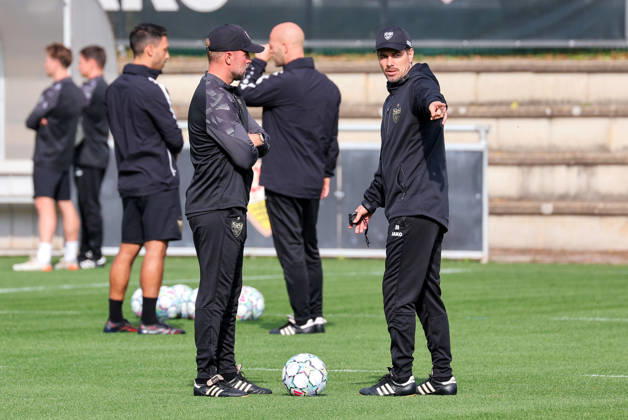 19.10.2026, Stuttgart, Fußball UEFA Champions League, Saison 2026-2027, VfB Stuttgart Training, v.l. VfB Trainer Sebastian Hoeneß, Co-Trainer David Krecidlo