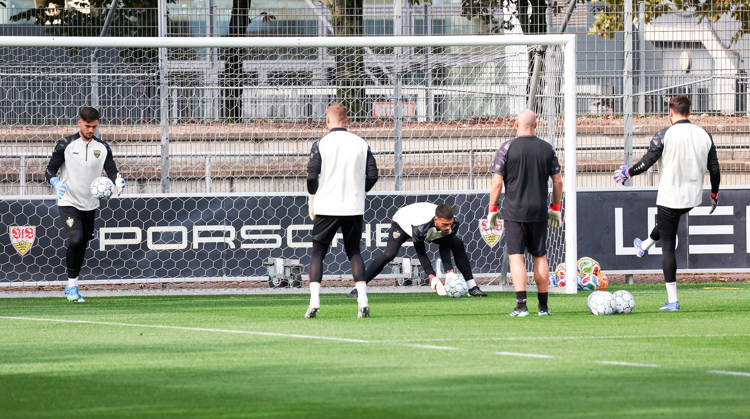 19.10.2026, Stuttgart, Fußball UEFA Champions League, Saison 2026-2027, VfB Stuttgart Training, v.l. Dennis Seimen, Marius Funk, Fabian Bredlow, Steffen Krebs, Stefan Drljaca