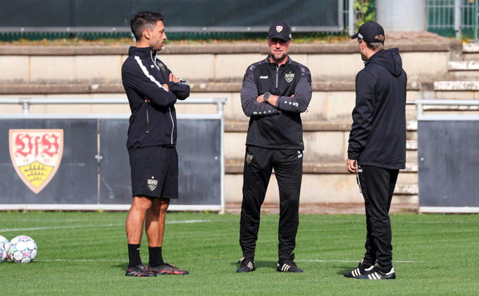 19.10.2026, Stuttgart, Fußball UEFA Champions League, Saison 2026-2027, VfB Stuttgart Training, v.l. Co-Trainer Malik Fathi, VfB Trainer Sebastian Hoeneß, Co-Trainer David Krecidlo