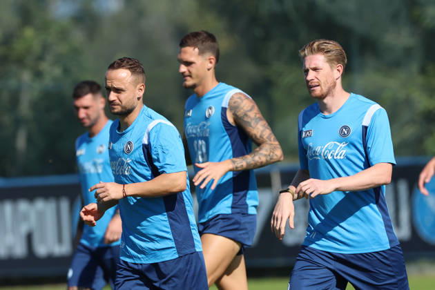 SSC Napoli Training Session Stanislav Lobotka of Napoli and Kevin De Bruyne of Napoli during a training session ahead of the UEFA Champions League 2026 27 at the Napoli training center in Castel Volturno, Italy, on October 19, 2026. Castel Volturno Napoli Italy  Copyright: xCiroxDexLucax originalFilename:deluca-sscnapol261019_npaGU.jpg