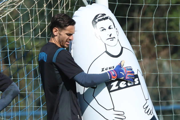 SSC Napoli Training Session Alex Meret of Napoli during a training session ahead of the UEFA Champions League 2026 27 at the Napoli training center in Castel Volturno, Italy, on October 19, 2026. Castel Volturno Napoli Italy  Copyright: xCiroxDexLucax originalFilename:deluca-sscnapol261019_npjxi.jpg
