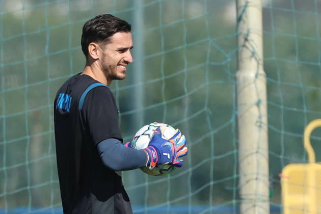 SSC Napoli Training Session Alex Meret of Napoli during a training session ahead of the UEFA Champions League 2026 27 at the Napoli training center in Castel Volturno, Italy, on October 19, 2026. Castel Volturno Napoli Italy  Copyright: xCiroxDexLucax originalFilename:deluca-sscnapol261019_npozR.jpg