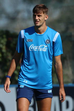SSC Napoli Training Session Lorenzo Lucca of Napoli participates in a training session ahead of the UEFA Champions League 2026 27 season at the Napoli training center in Castel Volturno, Italy, on October 19, 2026. Castel Volturno Napoli Italy  Copyright: xCiroxDexLucax originalFilename:deluca-sscnapol261019_np83r.jpg