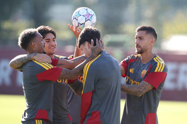 SOCCER - UEFA Champions League - AS Roma - press conference, PK, Pressekonferenz and Training Photo by IPA ABACAPRESS.COM89917381 - October 19, 2026 Champions League: Gasperini Press Conference Training Sessions In the photo: Wesley, Castro, and Pellegrini joke around with Soule (Photo by Gino Mancini) Roma Italy Copyright: xIPAxSport ABACAx