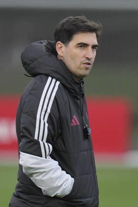Liverpool Training, Champions League Liverpool FC manager Andoni Iraola watches as his players warm up during the Liverpool Training Session ahead of the UEFA Champions League Matchday 3 v Villarreal CF, AXA Training Centre, Liverpool, United Kingdom on 19 October 2026 Credit: Steve Flynn Every Second Media Editorial use only. All images are copyright Every Second Media Limited. No images may be reproduced without prior permission. Copyright: xIMAGO EveryxSecondxMediax ESM-2242-0005 StevexFlynnx xEveryxSecondxMediax