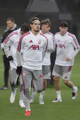 Liverpool Training, Champions League Milos Kerkez of Liverpool FC warms up before the Liverpool Training Session ahead of the UEFA Champions League Matchday 3 v Villarreal CF, AXA Training Centre, Liverpool, United Kingdom on 19 October 2026 Credit: Steve Flynn Every Second Media Editorial use only. All images are copyright Every Second Media Limited. No images may be reproduced without prior permission. Copyright: xIMAGO EveryxSecondxMediax ESM-2242-0015 StevexFlynnx xEveryxSecondxMediax