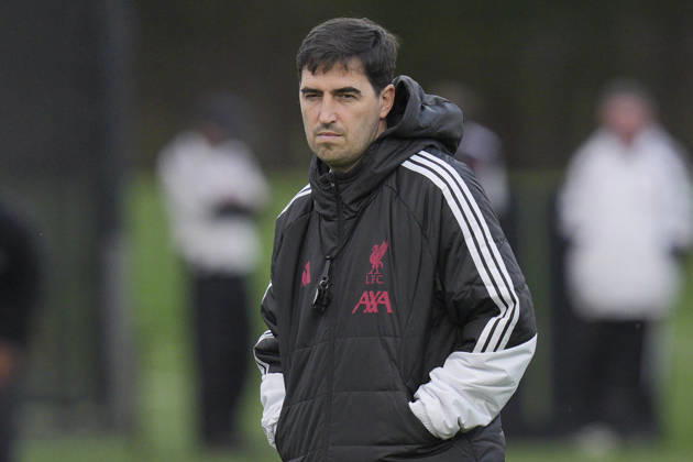 Liverpool Training, Champions League Liverpool FC manager Andoni Iraola watches on as his players train during the Liverpool Training Session ahead of the UEFA Champions League Matchday 3 v Villarreal CF, AXA Training Centre, Liverpool, United Kingdom on 19 October 2026 Credit: Steve Flynn Every Second Media Editorial use only. All images are copyright Every Second Media Limited. No images may be reproduced without prior permission. Copyright: xIMAGO EveryxSecondxMediax ESM-2242-0017 StevexFlynnx xEveryxSecondxMediax