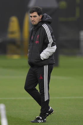 Liverpool Training, Champions League Liverpool FC manager Andoni Iraola watches on as his players train during the Liverpool Training Session ahead of the UEFA Champions League Matchday 3 v Villarreal CF, AXA Training Centre, Liverpool, United Kingdom on 19 October 2026 Credit: Steve Flynn Every Second Media Editorial use only. All images are copyright Every Second Media Limited. No images may be reproduced without prior permission. Copyright: xIMAGO EveryxSecondxMediax ESM-2242-0021 StevexFlynnx xEveryxSecondxMediax