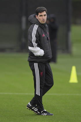Liverpool Training, Champions League Liverpool FC manager Andoni Iraola watches on as his players train during the Liverpool Training Session ahead of the UEFA Champions League Matchday 3 v Villarreal CF, AXA Training Centre, Liverpool, United Kingdom on 19 October 2026 Credit: Steve Flynn Every Second Media Editorial use only. All images are copyright Every Second Media Limited. No images may be reproduced without prior permission. Copyright: xIMAGO EveryxSecondxMediax ESM-2242-0025 StevexFlynnx xEveryxSecondxMediax