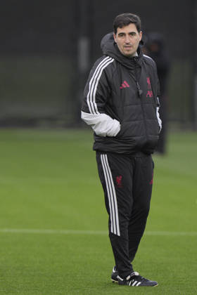 Liverpool Training, Champions League Liverpool FC manager Andoni Iraola watches on as his players train during the Liverpool Training Session ahead of the UEFA Champions League Matchday 3 v Villarreal CF, AXA Training Centre, Liverpool, United Kingdom on 19 October 2026 Credit: Steve Flynn Every Second Media Editorial use only. All images are copyright Every Second Media Limited. No images may be reproduced without prior permission. Copyright: xIMAGO EveryxSecondxMediax ESM-2242-0026 StevexFlynnx xEveryxSecondxMediax