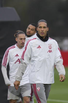 Liverpool Training, Champions League Virgil van Dijk of Liverpool FC warms up before the Liverpool Training Session ahead of the UEFA Champions League Matchday 3 v Villarreal CF, AXA Training Centre, Liverpool, United Kingdom on 19 October 2026 Credit: Steve Flynn Every Second Media Editorial use only. All images are copyright Every Second Media Limited. No images may be reproduced without prior permission. Copyright: xIMAGO EveryxSecondxMediax ESM-2242-0027 StevexFlynnx xEveryxSecondxMediax