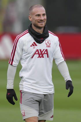 Liverpool Training, Champions League Alexis Mac Allister of Liverpool FC warms up before the Liverpool Training Session ahead of the UEFA Champions League Matchday 3 v Villarreal CF, AXA Training Centre, Liverpool, United Kingdom on 19 October 2026 Credit: Steve Flynn Every Second Media Editorial use only. All images are copyright Every Second Media Limited. No images may be reproduced without prior permission. Copyright: xIMAGO EveryxSecondxMediax ESM-2242-0030 StevexFlynnx xEveryxSecondxMediax