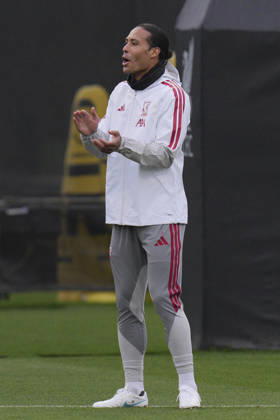 Liverpool Training, Champions League Virgil van Dijk of Liverpool FC shout encouragement during the Liverpool Training Session ahead of the UEFA Champions League Matchday 3 v Villarreal CF, AXA Training Centre, Liverpool, United Kingdom on 19 October 2026 Credit: Steve Flynn Every Second Media Editorial use only. All images are copyright Every Second Media Limited. No images may be reproduced without prior permission. Copyright: xIMAGO EveryxSecondxMediax ESM-2242-0034 StevexFlynnx xEveryxSecondxMediax