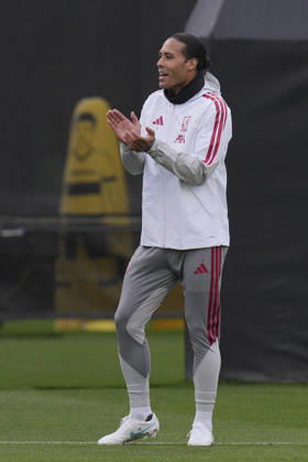 Liverpool Training, Champions League Virgil van Dijk of Liverpool FC shout encouragement during the Liverpool Training Session ahead of the UEFA Champions League Matchday 3 v Villarreal CF, AXA Training Centre, Liverpool, United Kingdom on 19 October 2026 Credit: Steve Flynn Every Second Media Editorial use only. All images are copyright Every Second Media Limited. No images may be reproduced without prior permission. Copyright: xIMAGO EveryxSecondxMediax ESM-2242-0035 StevexFlynnx xEveryxSecondxMediax