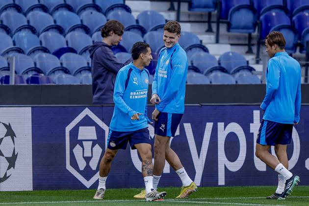 PORTO , 19-10-2026 , Estadio do Dragao , season 2026 2027 , UEFA Champions League football , press conference, PK, Pressekonferenz PSV , Picture shows PSV Player Mauro Junior and PSV Player Guus Til Press conference and training PSV  x208823039x Copyright:
