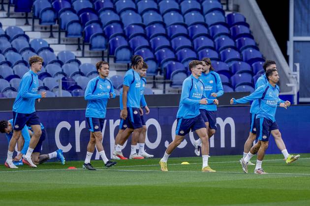 PORTO , 19-10-2026 , Estadio do Dragao , season 2026 2027 , UEFA Champions League football , press conference, PK, Pressekonferenz PSV , Picture shows players of PSV during the warming up Press conference and training PSV  x208823061x Copyright: