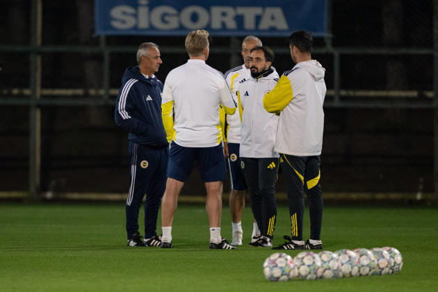 Ahead of Fenerbahce v Slavia Prague - UEFA Champions League ISTANBUL, TURKIYE - OCTOBER 19: Head coach Ismail Kartal of Fenerbahce leads the training session ahead of their UEFA Champions League match between Fenerbahce and Slavia Prague at Chobani Stadium in Istanbul, Turkiye, on October 19, 2026. Celal Gunes Anadolu Istanbul Turkey. Editorial use only. Please get in touch for any other usage.  Copyright: x2026xAnadoluxCelalxGunesx