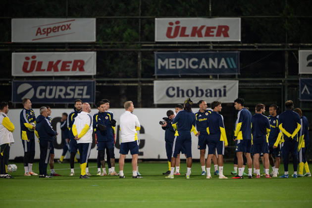 Ahead of Fenerbahce v Slavia Prague - UEFA Champions League ISTANBUL, TURKIYE - OCTOBER 19: Head coach Ismail Kartal of Fenerbahce leads the training session ahead of their UEFA Champions League match between Fenerbahce and Slavia Prague at Chobani Stadium in Istanbul, Turkiye, on October 19, 2026. Celal Gunes Anadolu Istanbul Turkey. Editorial use only. Please get in touch for any other usage.  Copyright: x2026xAnadoluxCelalxGunesx