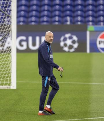 PORTO - Coach Peter Bosz of PSV Eindhoven during a training session the day before the Champions League match between Porto and PSV Eindhoven at the Estadio Do Dragao, on October 19, 2026, in Porto, Portugal. MORITZ MUELLER ANP xVIxANPxSportx xxANPxIVx 572988399 originalFilename: 572988399.jpg
