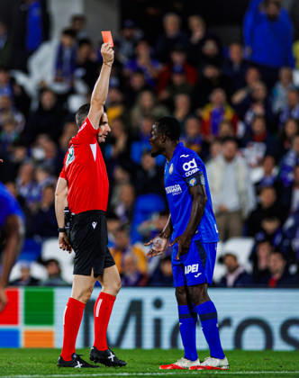 Getafe CF vs Rayo Vallecano - LaLiga EA Sports - 19 10 2026 The referee Gonzalez Esteban shows a red card for Dakonam Djene of Getafe CF during the LaLiga EA Sports match between Getafe CF and RC Rayo Vallecano at Coliseum Stadium on October 19, 2026 in Madrid, Spain. Getafe Spain Copyright: xPabloxGarcia PGSxPhotoxAgencyx