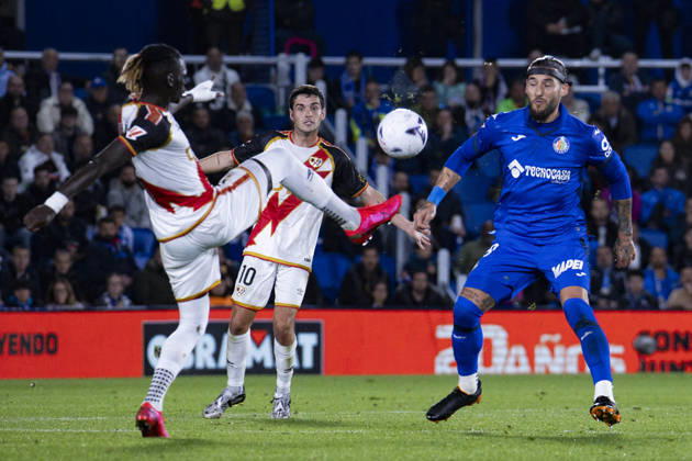 Getafe CF v Rayo Vallecano - La Liga EA Sports 2026 27 October 19, 2026, Estadio El Coliseum, Getafe, Madrid, Spain: Path Ciss fights for the ball against Nemanja Gudelj of Getafe during La Liga EA Sports match between Getafe and Rayo Vallecano at Estadio El Coliseum on October 19, 2026 in Madrid, Spain. Getafe Estadio Coliseum Madrid Spain Copyright: xAlejandroxMatiasxAcostax