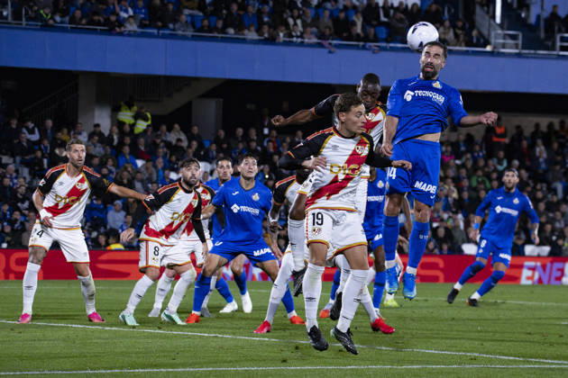 Getafe CF v Rayo Vallecano - La Liga EA Sports 2026 27 October 19, 2026, Estadio El Coliseum, Getafe, Madrid, Spain: Daniel Carvajal of Getafe jumps for the ball during La Liga EA Sports match between Getafe and Rayo Vallecano at Estadio El Coliseum on October 19, 2026 in Madrid, Spain. Getafe Estadio Coliseum Madrid Spain Copyright: xAlejandroxMatiasxAcostax