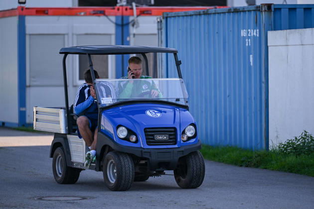 20.10.2026, Fussball, Saison 2026 2027, Bundesliga, Training des FC Schalke 04, Maximilian Wöber (FC Schalke 04) verletzt sich nach einem Zweikampf und muss das Training verlassen, xRHR-FOTO YYx Copyright: KROEGER RHR-FOTOx RHR-FOTO YY