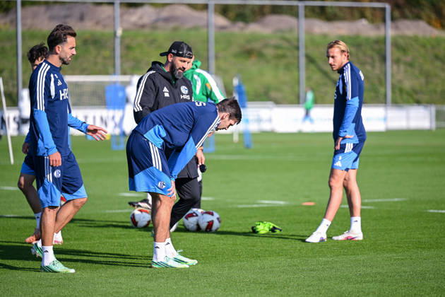 20.10.2026, Fussball, Saison 2026 2027, Bundesliga, Training des FC Schalke 04, Maximilian Wöber (FC Schalke 04) verletzt sich nach einem Zweikampf und muss das Training verlassen, xRHR-FOTO YYx Copyright: KROEGER RHR-FOTOx RHR-FOTO YY
