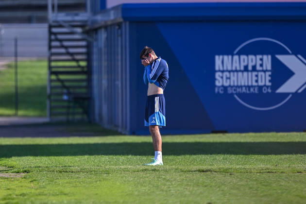 20.10.2026, Fussball, Saison 2026 2027, Bundesliga, Training des FC Schalke 04, Maximilian Wöber (FC Schalke 04) verletzt sich nach einem Zweikampf und muss das Training verlassen, xRHR-FOTO YYx Copyright: KROEGER RHR-FOTOx RHR-FOTO YY