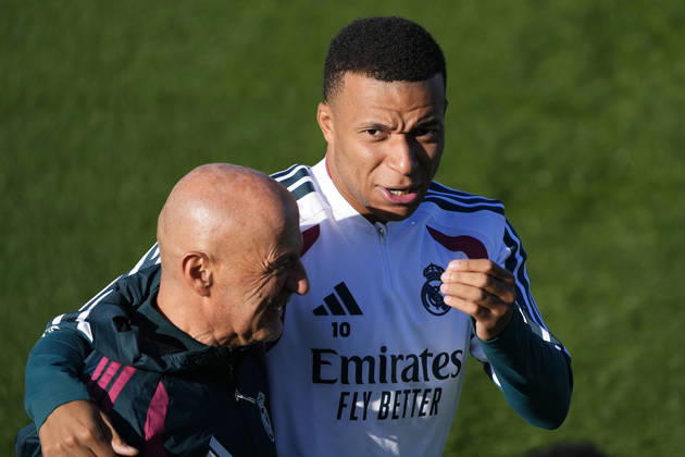 REAL MADRID CF v RB LEIPZIG. CHAMPIONS LEAGUE 2026 2027. ROUND 3. Real Madrid CF s Kylian Mbappe (r) with the fitness coach Antonio Pintus during training session prior to the Champions League round 3 match against RB Leipzig. October 20 2026. (ALTERPHOTOS Acero) MadridSpain  Copyright: xAcerox