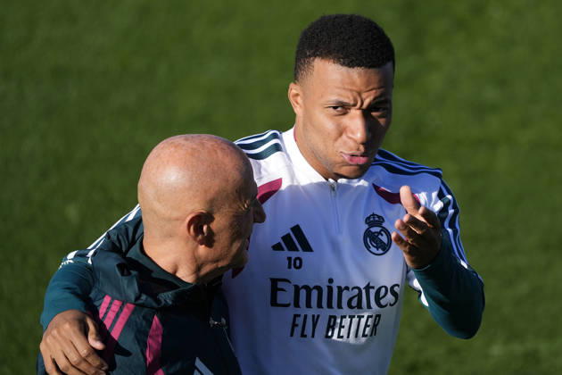 REAL MADRID CF v RB LEIPZIG. CHAMPIONS LEAGUE 2026 2027. ROUND 3. Real Madrid CF s Kylian Mbappe (r) with the fitness coach Antonio Pintus during training session prior to the Champions League round 3 match against RB Leipzig. October 20 2026. (ALTERPHOTOS Acero) MadridSpain  Copyright: xAcerox