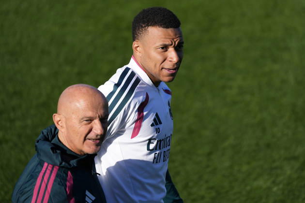 Real Madrid CF s Kylian Mbappe (r) with the fitness coach Antonio Pintus during training session prior to the Champions League round 3 match against RB Leipzig. October 20 2026. (20261020165)