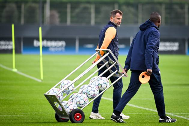 Club Brugge v RC Lens - UEFA Champions League preparations Club Brugge s head coach Ivan Leko and assistant coach Joseph Akpala pictured during a training session of football team Club Brugge KV, on Tuesday 20 October 2026 at the team s basecamp in Westkapelle (Knokke-Heist), Belgium, as preparation for the the UEFA Champions League game against RC Lens. (Photo News Elias Rom) Knokke-Heist Belgium  Copyright: xPhotonewsx xEliasxRomx