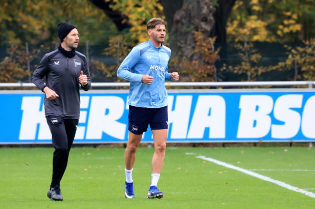 20.10.2026, DEU GER, Fussball , 2.Fussballbundesliga, Saison 2026 2027, Sportforum, Hertha BSC, Training Marton Dardai ( Hertha BSC Berlin 31 ), Fitnesstrainer Hendrik Vieth ( Hertha BSC ) 2. Liga: DFB DFL regulations prohibit any use of photographs as image sequences and or quasi-video) nordphoto GmbH Engler Berlin Sportforum Berlin Deutschland Copyright: xNordphotox xEnglerx