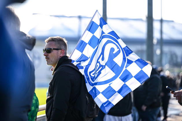 20.10.2026, Fussball, Saison 2026 2027, Bundesliga, Training des FC Schalke 04, Fans FC Schalke 04 mit Fahne, xRHR-FOTO YYx Copyright: KROEGER RHR-FOTOx RHR-FOTO YY