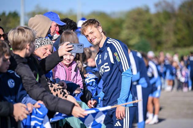20.10.2026, Fussball, Saison 2026 2027, Bundesliga, Training des FC Schalke 04, Finn Porath (FC Schalke 04) gibt Autogramme, xRHR-FOTO YYx Copyright: KROEGER RHR-FOTOx RHR-FOTO YY