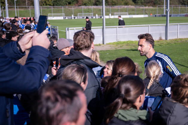 20.10.2026, Fussball, Saison 2026 2027, Bundesliga, Training des FC Schalke 04, Kenan Karaman (FC Schalke 04) gibt Autogramme, xRHR-FOTO YYx Copyright: KROEGER RHR-FOTOx RHR-FOTO YY