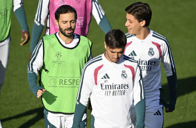 Real Madrid training session ahead of Champions Leage match against RB Leipzig MADRID, SPAIN - OCTOBER 20: Arda Guler (R), and Bernardo Silva (L) of Real Madrid attend the training session at the club s Valdebebas training complex ahead of their UEFA Champions League third-round match against RB Leipzig, on October 20, 2026 in Madrid, Spain. Burak Akbulut Anadolu Madrid Spain. Editorial use only. Please get in touch for any other usage.  Copyright: x2026xAnadoluxBurakxAkbulutx