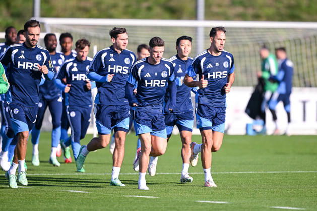 20.10.2026, Fussball, Saison 2026 2027, Bundesliga, Training des FC Schalke 04, Warm laufen FC Schalke 04, Kenan Karaman (FC Schalke 04) (l), Maximilian Wöber (FC Schalke 04), Robin Gosens (FC Schalke 04), Nikola Katic (FC Schalke 04) xRHR-FOTO YYx Copyright: KROEGER RHR-FOTOx RHR-FOTO YY