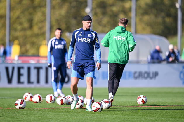 20.10.2026, Fussball, Saison 2026 2027, Bundesliga, Training des FC Schalke 04, Edin DÅ¾eko Dzeko (FC Schalke 04) mit Verband am Kopf, xRHR-FOTO YYx Copyright: KROEGER RHR-FOTOx RHR-FOTO YY