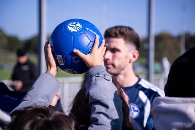 20.10.2026, Fussball, Saison 2026 2027, Bundesliga, Training des FC Schalke 04, Feature Ball, FC Schalke 04, xRHR-FOTO YYx Copyright: KROEGER RHR-FOTOx RHR-FOTO YY