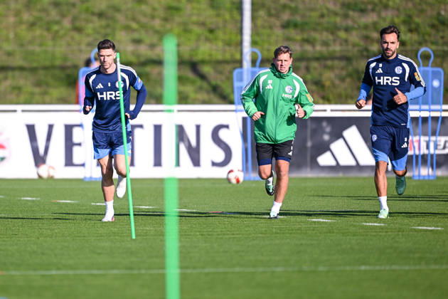 20.10.2026, Fussball, Saison 2026 2027, Bundesliga, Training des FC Schalke 04, Warm laufen FC Schalke 04, Robin Gosens (FC Schalke 04), Kenan Karaman (FC Schalke 04) xRHR-FOTO YYx Copyright: KROEGER RHR-FOTOx RHR-FOTO YY