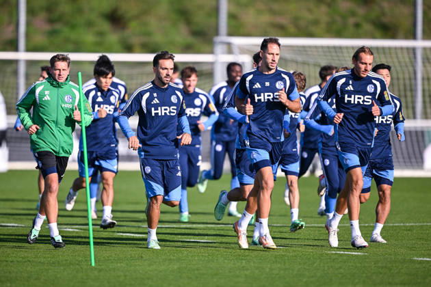 20.10.2026, Fussball, Saison 2026 2027, Bundesliga, Training des FC Schalke 04, Warm laufen FC Schalke 04, Kenan Karaman (FC Schalke 04), Nikola Katic (FC Schalke 04), Timo Becker (FC Schalke 04) xRHR-FOTO YYx Copyright: KROEGER RHR-FOTOx RHR-FOTO YY