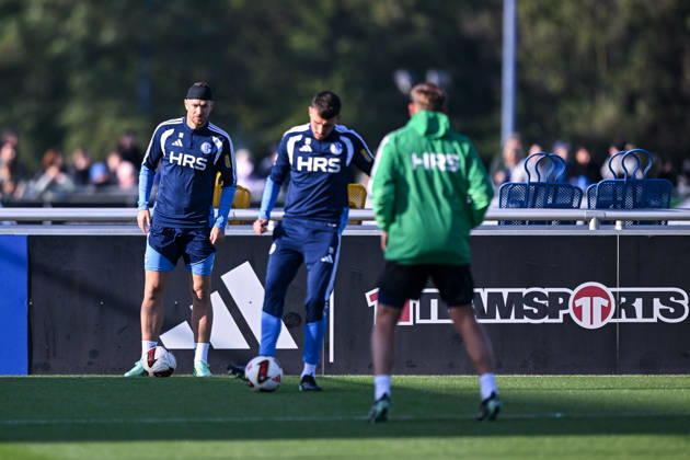 20.10.2026, Fussball, Saison 2026 2027, Bundesliga, Training des FC Schalke 04, Edin DÅ¾eko Dzeko (FC Schalke 04) mit Verband am Kopf, Dejan Ljubicic (FC Schalke 04) xRHR-FOTO YYx Copyright: KROEGER RHR-FOTOx RHR-FOTO YY