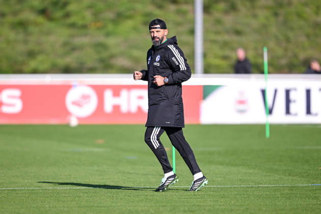 20.10.2026, Fussball, Saison 2026 2027, Bundesliga, Training des FC Schalke 04, Trainer Miron Muslic (FC Schalke 04) xRHR-FOTO YYx Copyright: KROEGER RHR-FOTOx RHR-FOTO YY