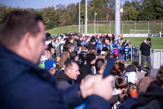 20.10.2026, Fussball, Saison 2026 2027, Bundesliga, Training des FC Schalke 04, Robin Gosens (FC Schalke 04) gibt den zahlreichen Fans nach dem Training Autogramme, xRHR-FOTO YYx Copyright: KROEGER RHR-FOTOx RHR-FOTO YY