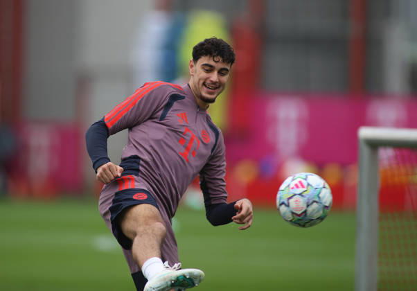 FC Bayern München, Abschlusstraining, Champions League, Saison 2026 2027, Fussball, Herren Aleksandar Pavlovic (FC Bayern München) spielt einen Ball, Schuss