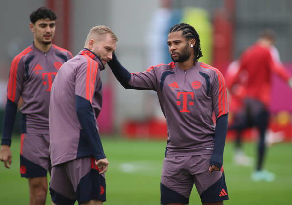 FC Bayern München, Abschlusstraining, Champions League, Saison 2026 2027, Fussball, Herren Konrad Laimer (FC Bayern München) (li.) bekomt von Serge Gnabry (FC Bayern München) (re.) einen Ohrenschnipser