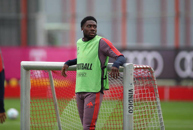 FC Bayern München, Abschlusstraining, Champions League, Saison 2026 2027, Fussball, Herren Alphonso Davies (FC Bayern München) lehnt an einem kleinen Tor